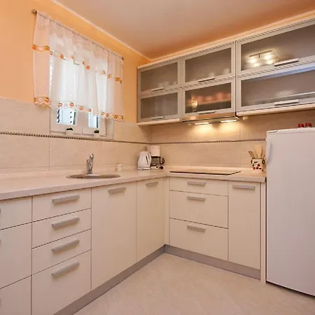 Ueber 2 Etagen Nur 400 Meter Zum Baska (Krk)